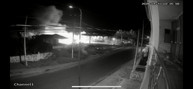 LOKALI SHKRUMBOHET NGA FLAKËT NË DURRËS/ Dyshohet për zjarrvënie të qëllimshme. Çfarë u pa në kamerat e sigurisë