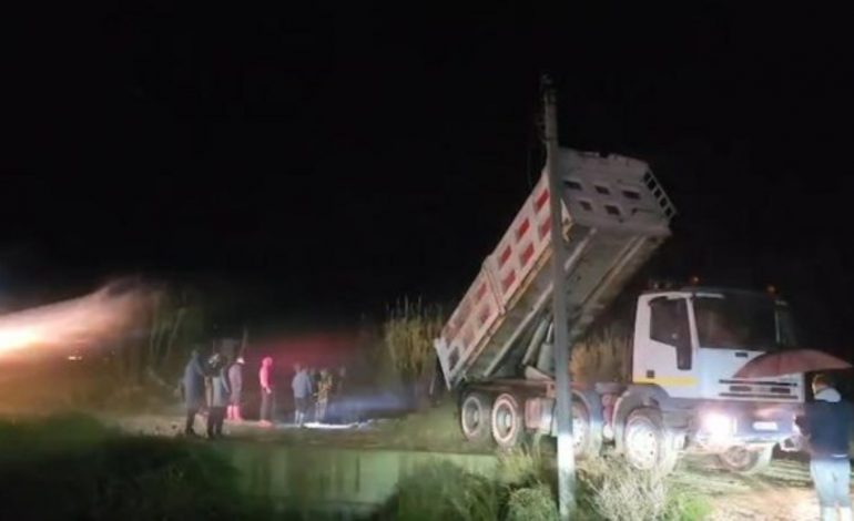 SITUATË E VËSHTIRË NË FIER/ Vërshimet e ujit prishin argjinaturën e Çervenit, në terren dhe kryebashkiaku Subashi