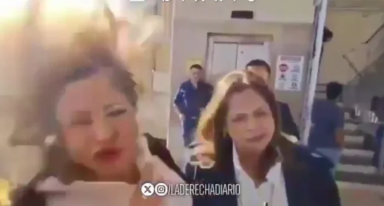 E RËNDË/ Po fliste para gazetarëve, deputetes i shpërthen eksplozivi në kokë (VIDEO)