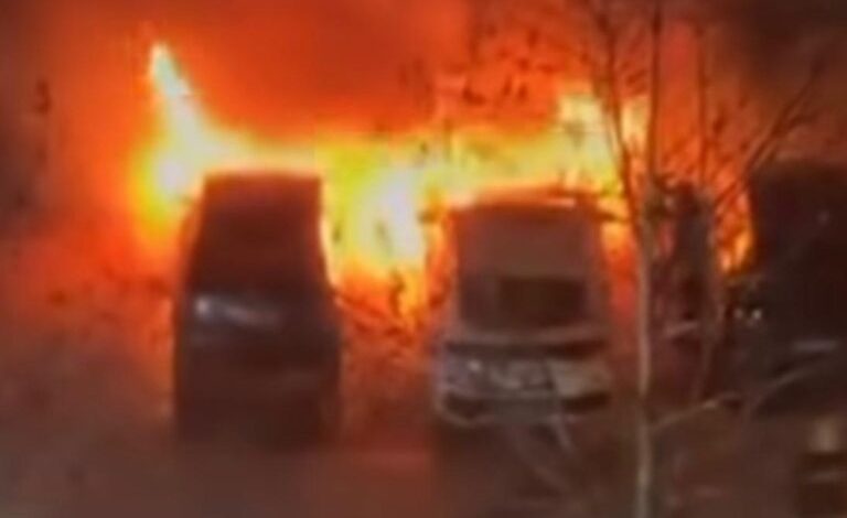 FESTË DHE INCIDENTE/ Fishekzjarret djegin plotësisht dy makina në Elbasan. Zjarri dëmton edhe dy të tjera