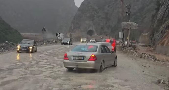 KAOS DHE RADHË KILOMETRIKE/ Drejtuesit e automjeteve në aksin Elbasan-Librazhd-Prrenjas përballen me vështirësi