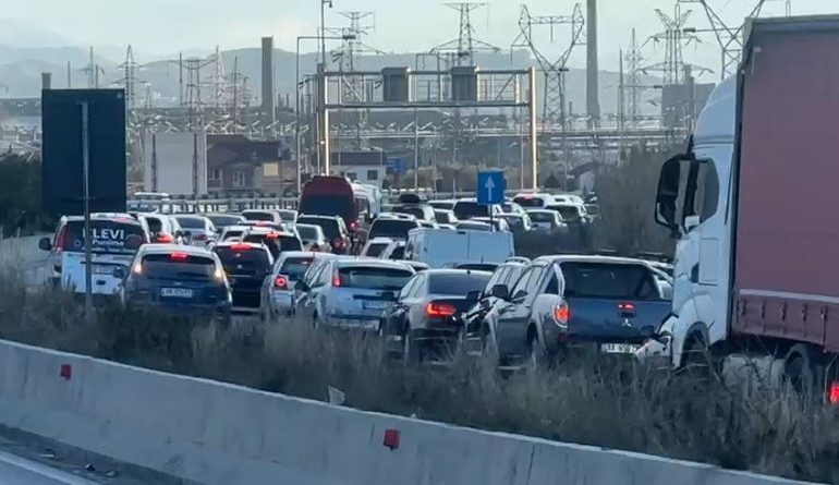 FOTOLAJM/ Trafik i rënduar në aksin rrugor Tiranë-Elbasan