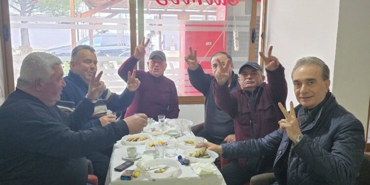 FOTOLAJM/ Meze e raki para se të nisen për protestë, deputeti Luan Baçi ndan foton me 5 demokratë