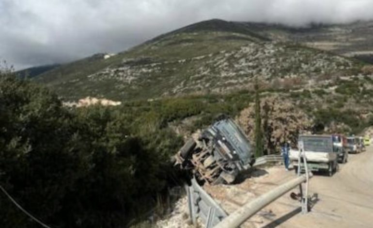TJETËR AKSIDENT I FRIKSHËM NË PALASË/ Përmbyset automjeti i tonazhit të rëndë, tre të lënduar