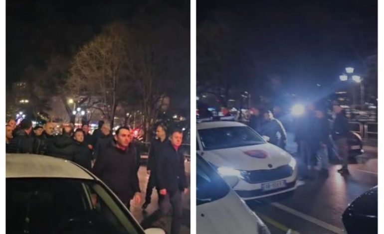 TENSIONE PAS PROTESTËS SË OPOZITËS/ Policia pranë selisë së PD-së! Deputetët i dalin përpara