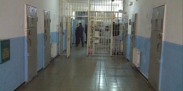 E PËSOJNË KEQ/ Tentuan të fusnin drogë në burg, në pranga polici dhe familjari i të paraburgosurit