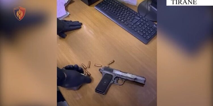 E PËSON KEQ/ Lëvizte i armatosur me pistoletë, 31-vjeçari arrestohet në Bulevardin “Zhan D’ark”