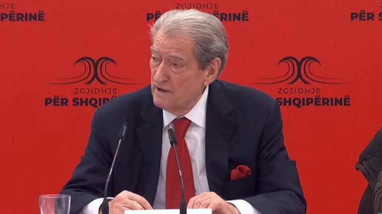 “PD E HAPUR PËR PARTITË E TJERA…”/ Berisha vlerëson rezistencën e Lapajt: Proteston çdo ditë para Kryeministrisë