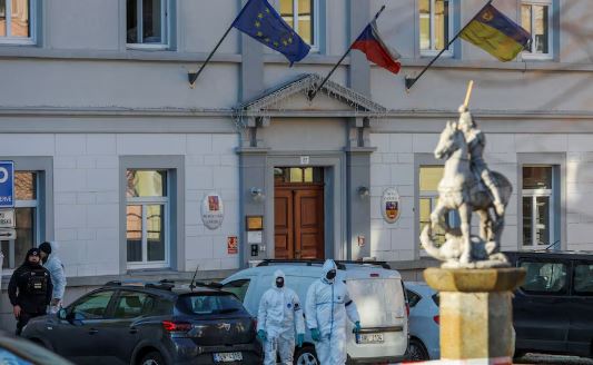 ÇEKI/ Përgjaken ambientet e bashkisë Chribska. Një person plagos 6 persona dhe i jep fund jetës