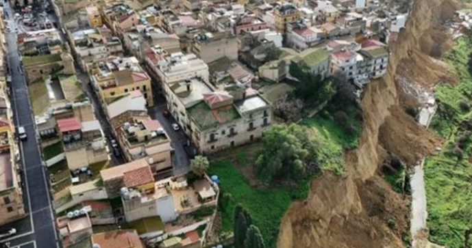 KATASTROFA NË SIÇILI/ Mbi 1000 persona të evakuar nga rrëshqitjet masive të tokës