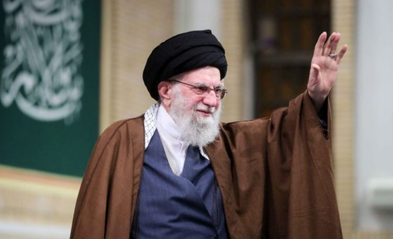 IRANI PREJ JAVËSH NËN ZJARRIN E PROTESTAVE/ Analiza: Si e ka siguruar Khamenei mbijetesën e regjimit të mullahëve