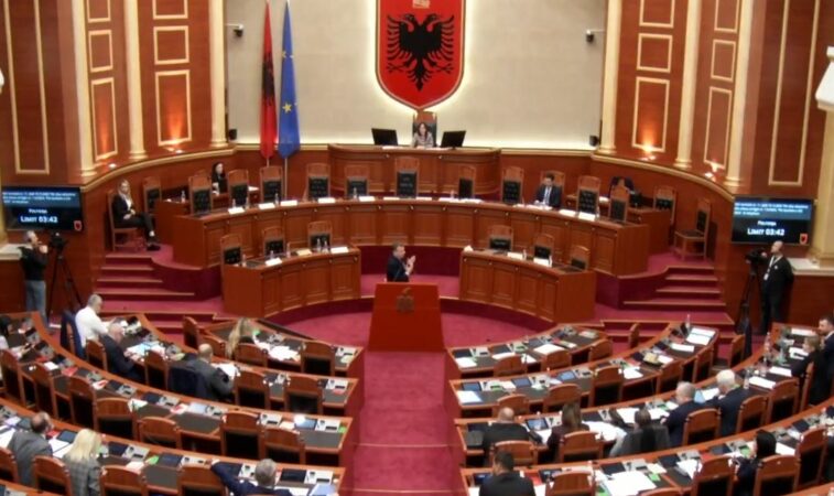 “POLICIA DHUNOI PROTESTUESIT”/ Balla i kujton opozitës 8 janarin: Luftonin krahu i Berishës me të Bashës! Chuck Norris…