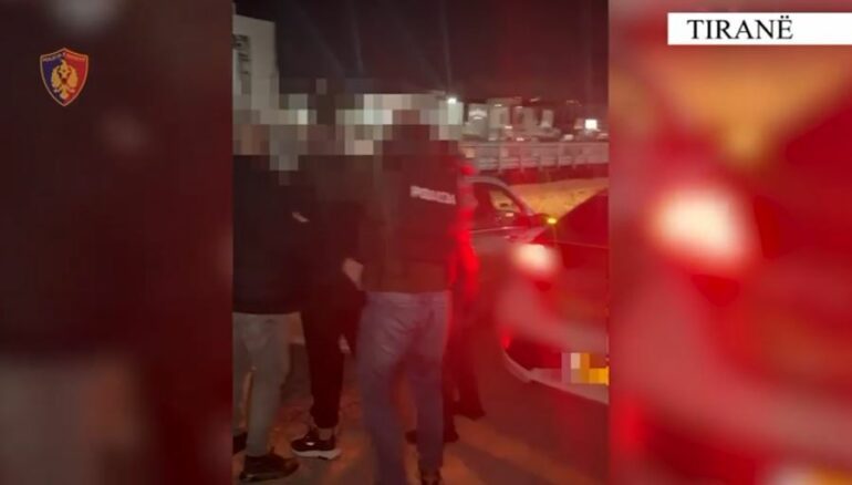TRANSPORTONTE EMIGRANTË DREJT VENDEVE TË BE-së/ Arrestohet 38-vjeçari në Tiranë, në pranga dhe bashkëpunëtori i tij (EMRAT)