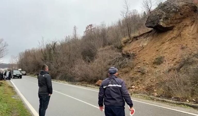 RREZIK NË HYRJE TË KLOSIT/ Shkëmbi shkëputet nga mali, pezullohet qarkullimi i mjeteve