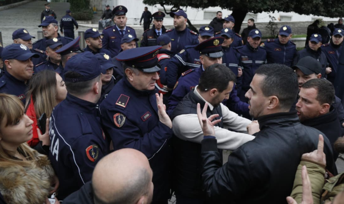 PROTESTA PARA KRYEMINISTRISË/ Procedohet penalisht Adriatik Lapaj, arrestohen dhe katër persona të tjerë