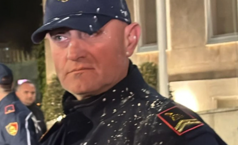 FOTOLAJM/ Agravon protesta e “Shqipëria Bëhet” përpara Kryeministrisë! Polici goditet me një qese miell