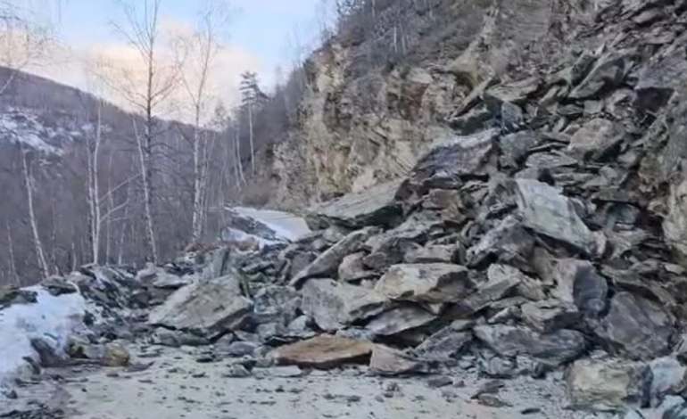 BIE MASIVI SHKËMBOR/ Bllokohet rruga nacionale Dragash–Shishtavec