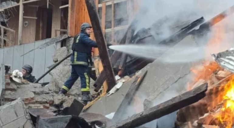 LUFTA/ Rusët bombardojnë Ukrainën mes bisedimeve të paqes në Abu Dabi. Mbi 400 raketa e dronë godasin Kievin dhe…
