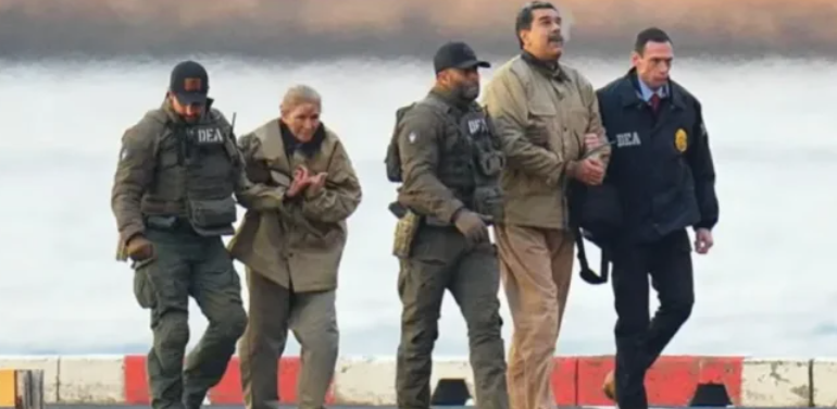 “DO TA PAGUASH PËR ATË QË KE BËRË”/ Pas dyerve të gjykatës në Nju Jork, Maduro i përgjigjet protestuesit: Jam rob lufte