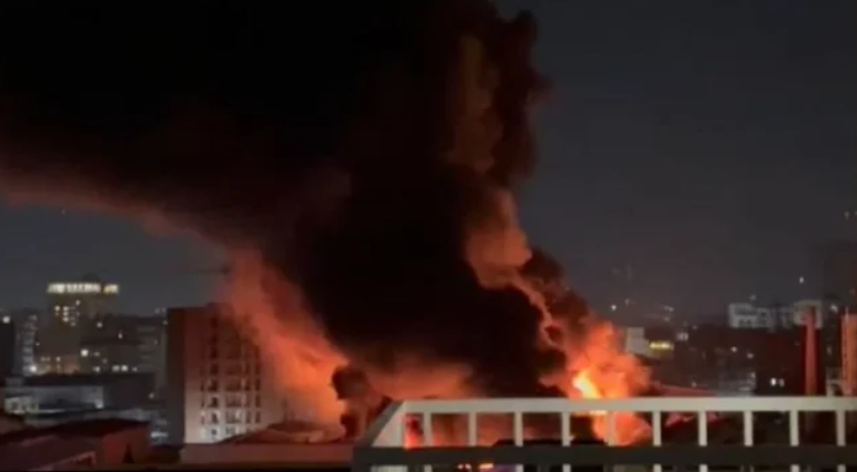 DETAJET/ Zjarri në tregun e rrobave të përdorura te “5 Maji”, digjen disa magazina…