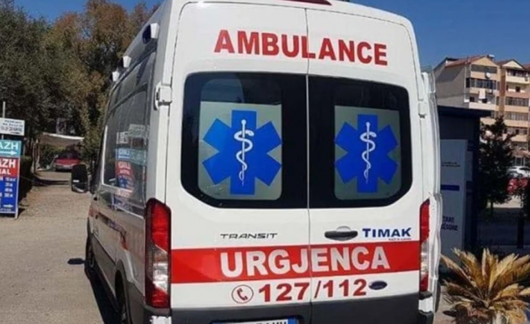 E RËNDË/ Të miturin e zë porta poshtë në Tiranë, dërgohet në spital