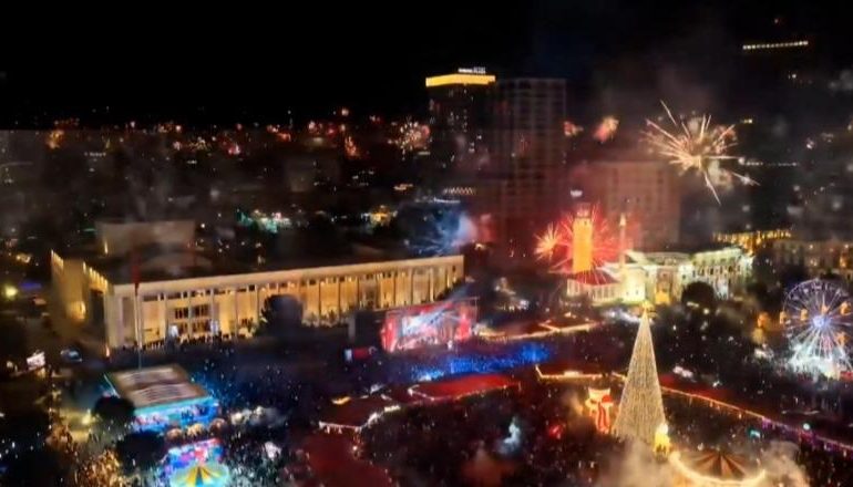 SHQIPËRIA MIRËPRET VITIN E RI 2026/ Spektakël fishekzjarresh në Tiranë
