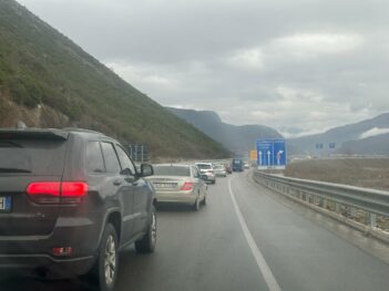 PAMJET/ Ngricat rëndojnë trafikun në aksin rrugor Elbasan-Librazhd-Prrenjas, radhë kilometrike automjetesh