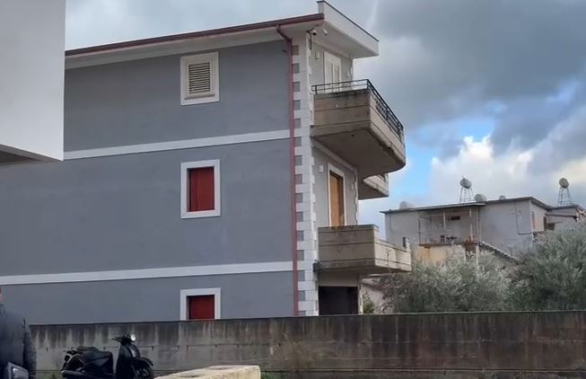 KRIM HORROR NË VLORË/ 50-vjeçari e la gruan të pajetë në urgjencë, i dha fund jetës në banesën e tij! Të afërmit: Ishin në prag divorci