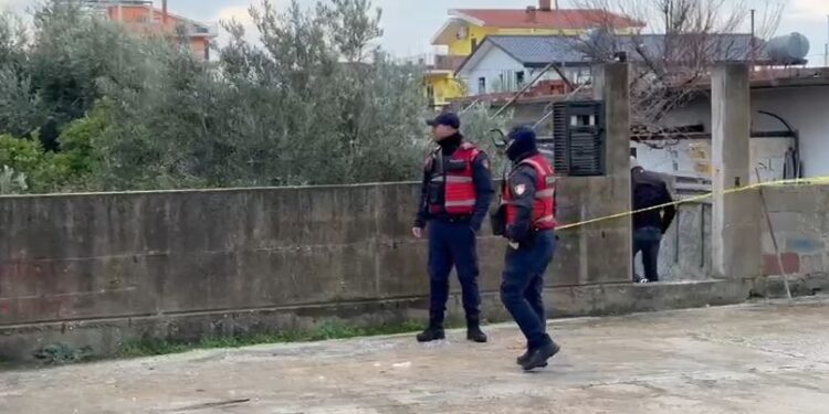 “PUNONIN BASHKË BURRË E GRUA”/ Flasin fqinjët në Orikum: Jemi të tronditur nga ngjarja, na ra si bombë