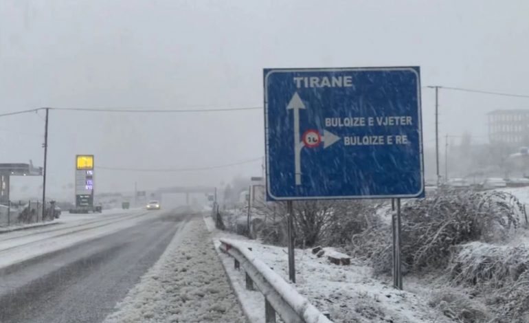 MOTI I KEQ/ Reshje të dendura bore në Bulqizë, vështirësi në qarkullim