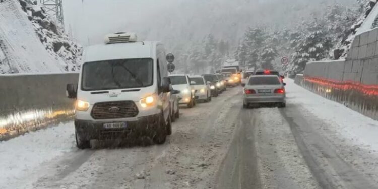 AKSIDENTE MASIVE NË RRUGËN E ARBRIT/ Disa makina përfundojnë në kanal, shkak dëbora në rrugë