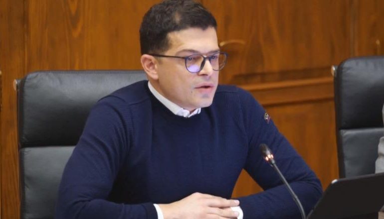 “NË GATISHMËRI QË MË 3 JANAR”/ Ministri Vengu: Të angazhuara 502 efektivë të Forcave të Armatosura në terren, akset nacionale janë të kalueshme