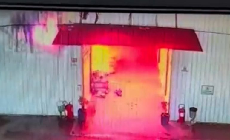 VIDEOLAJM/ Zjarri që dogji tregun e rrobave të përdorura, momenti kur nisën flakët