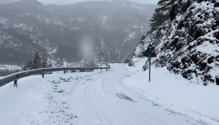 RESHJE DËBORE NË MALËSINË E KRUJËS/ Bllokohet aksi Krujë-Qafështamë! Izolohen disa fshatra