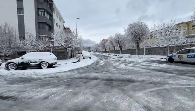 MOTI I KEQ/ 50 centimetra borë në Qafën e Sharrit, bllokohet aksi Fushë-Arrëz-Iballë (PAMJET)
