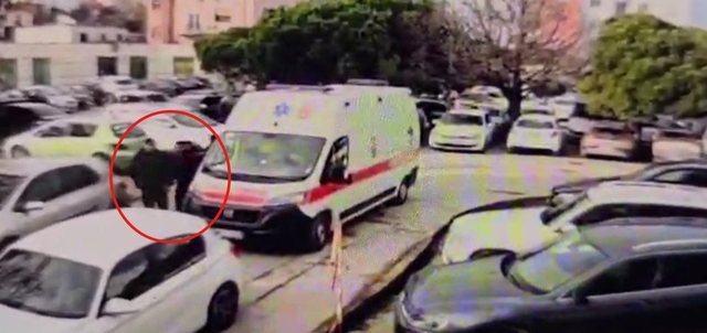 PAMJET/ Ja si Altin Ndoci zbriti pa pranga nga Ambulanca në oborrin e Spitalit të Durrësit
