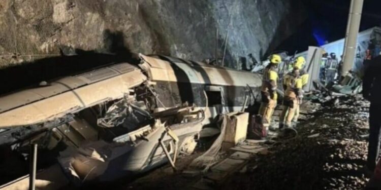 TRAGJEDI NË SPANJË/ 24 të vdekur dhe 75 të plagosur nga përplasja e trenave