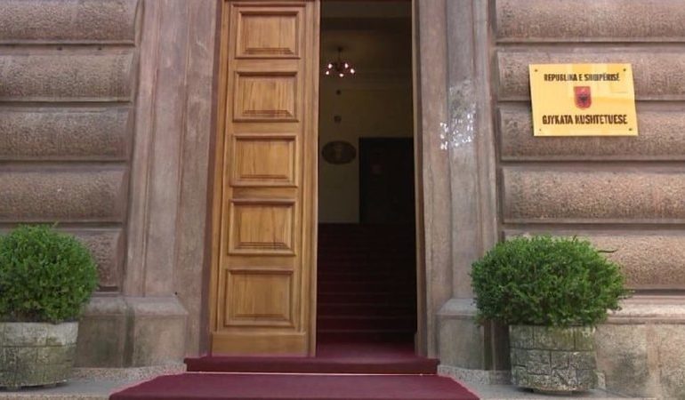 PAS 7 ORËSH/ Përfundon seanca në Kushtetuese për rritjen e rrogës së gjyqtarëve, trupa gjykuese tërhiqet për vendim