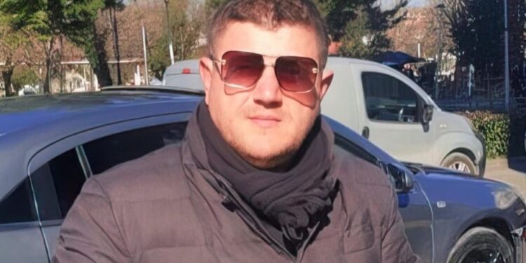 PUBLIKOHET FOTO DHE EMRI/ Ky është polici i burgut në Elbasan që fuste drogë në qeli kundrejt pagesës