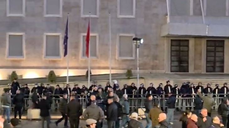 PROTESTA E PD/ Vendoset kordoni policor para Kryeministrisë