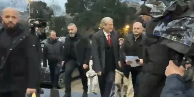 PROTESTA/ Berisha mbërrin në selinë e PD: Keni shansin e madh të riktheni të ardhmen e shqiptarëve