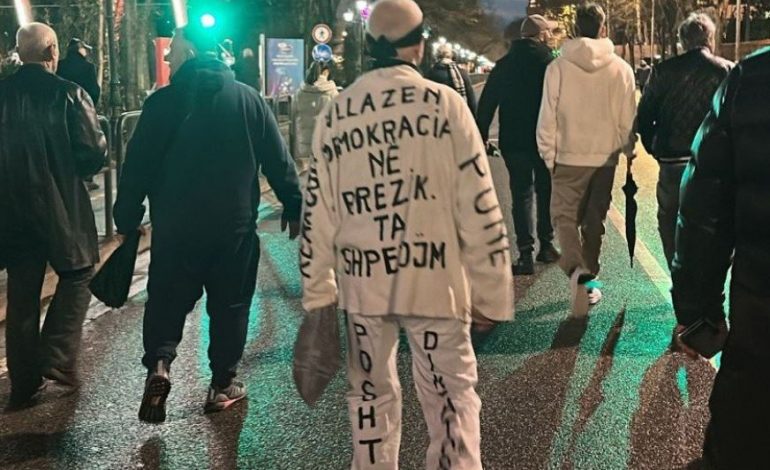 FOTOLAJM/ Qyteti zgjedh mënyrën e veçantë për të protestuar, çfarë shkroi në veshje