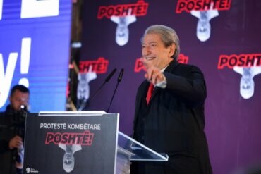 “BLLOKOI DREJTËSINË…”/ Berisha: Palloshi i Lubisë është pengu i saj, Gys Agasi është Rama i errësirës dhe Mirlinda, simotër siameze e Lindës së Surrelit