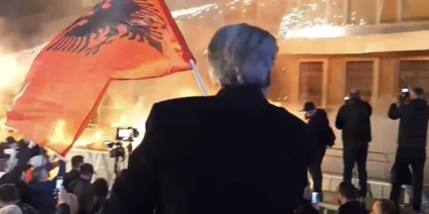 TENSIONE NË PROTESTËN E OPOZITËS/ Hidhen molotovë drejt Kryeministrisë! Berisha tund flamurin kuqezi
