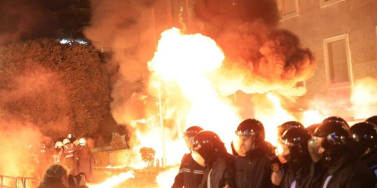 PROTESTA E OPOZITËS/ Policia: Disa efektivë të lënduar nga hedhja e molotovëve dhe fishekzjarrëve drejt Kryeministrisë