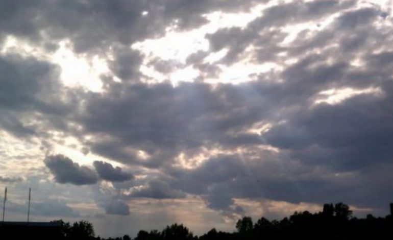 KUSHTE ATMOSFERIKE TË PAQËNDRUESHME DHE RESHJE SHIU/ Si paraqitet moti për këtë të diel