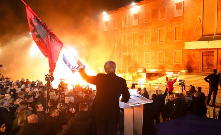 PROTESTA E OPOZITËS/ Policia reagim zyrtar: 18 persona të arrestuar, 17 të proceduar! Mes tyre 3 deputetët e PD