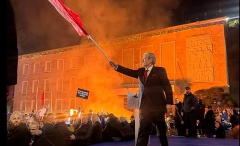 “E TURPSHME”/ Evi Kokalari shpërthen ndaj Sali Berisha: S’mund të valëvitësh flamurin kur digjet Kryeministria