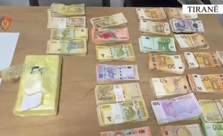 U KAPËN ME MBI 1 KG KOKAINË/ Arrestohen 3 persona në Tiranë, u gjenden mbi 120 mijë euro, miliona lekë dhe paundë
