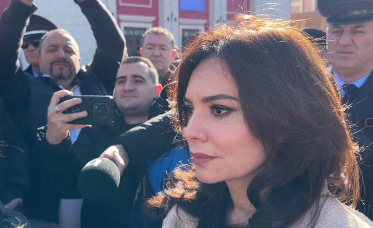 PROTESTA NË VLORË/ Tregtarët përballen me Spiropalin, ankohen për zhvendosjen e tregut. Ministrja: Do ta bisedoj me kryetaren e bashkisë